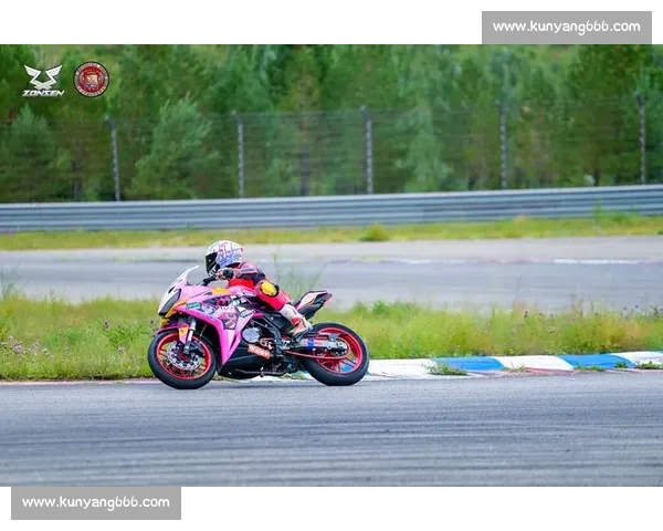 赛道巾帼：女车手用速度碾碎偏见，娱你安利她的破界人生